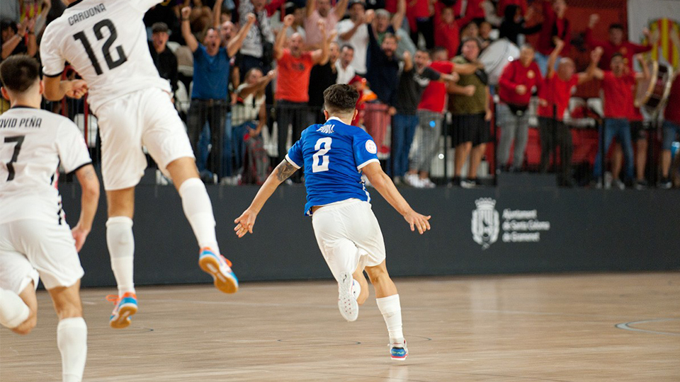 Bernat Povill, de Industrias Santa Coloma, celebra un gol