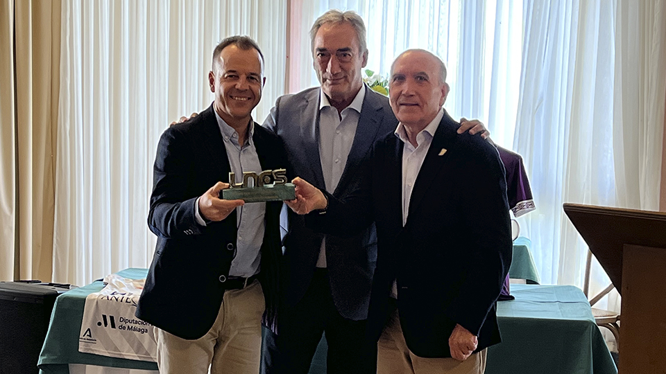 El presidente de la LNFS, Javier Lozano, junto a a Pedro Montiel, presidente de honor del BeSoccer CD UMA Antequera, y su entrenador, José Antonio Borrego Gutiérrez ‘Tete’