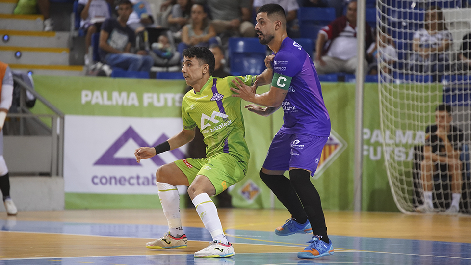 Tayebi, de Mallorca Palma Futsal, cuerpea con Jesús Rodríguez, de Córdoba Patrimonio