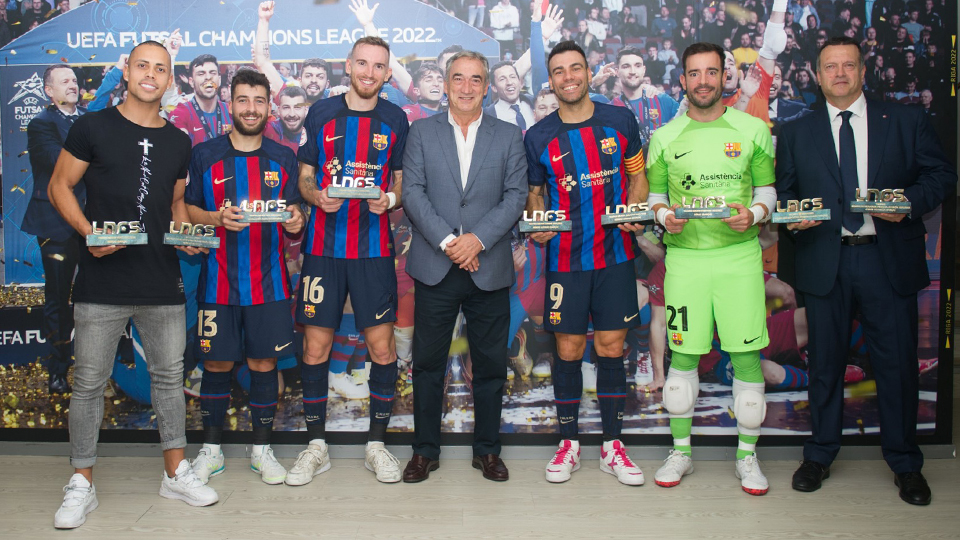 El presidente de la Liga Nacional de Fútbol Sala, Javier Lozano, junto a los jugadores y el entrenador del Barça, galardonados