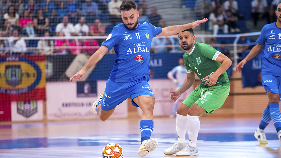 Ivi, de Viña Albali Valdepeñas FS, golpea el balón ante la mirada de David Ruiz, Burrito, de BeSoccer UMA Antequera (Fotografía: ACP-FSV)