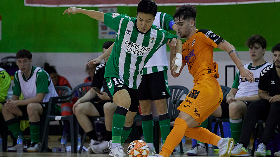 Gensuke, del Real Betis Futsal B, controla el balón ante Eloy, de Burela FS