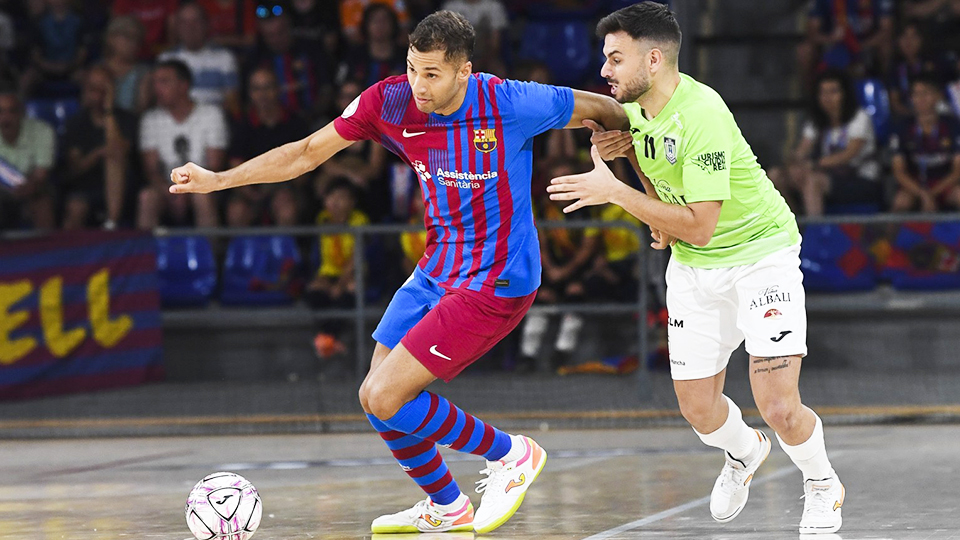 Pito, del Barça, conduce el balón ante Ivi, de Viña Albali Valdepeñas (Fotografía: Ernesto Aradilla)