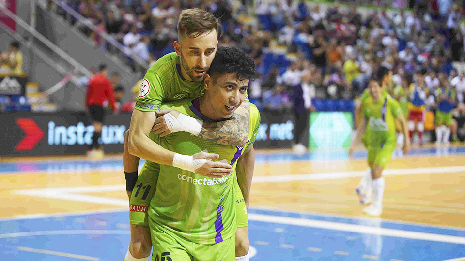 Rivillos y Tayebi, de Mallorca Palma Futsal, celebran un gol