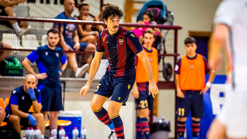 Marc Tolrá, jugador del Levante UD FS, controla el balón.