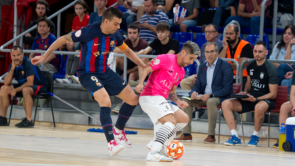 Claudino, jugador del Viña Albali Valdepeñas, protege el balón ante Sergio Lozano, del Barça.