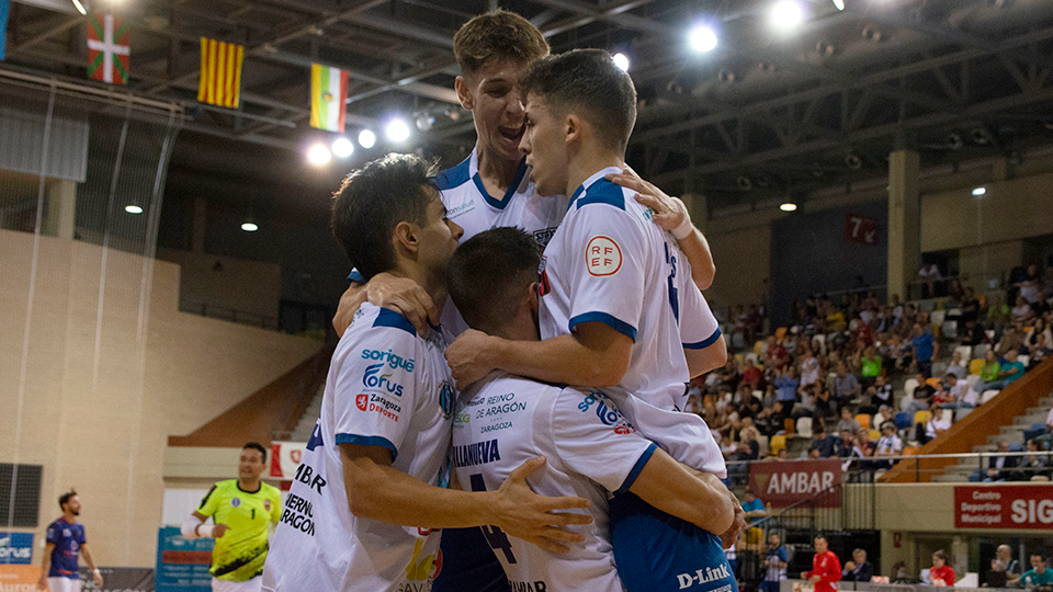 Los jugadores AD Sala 10 celebran un tanto.
