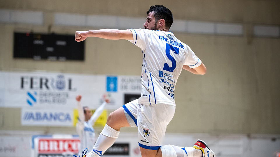 Iván Rumbo celebra un tanto de O Parrulo Ferrol. (Foto: Ismael Miján)