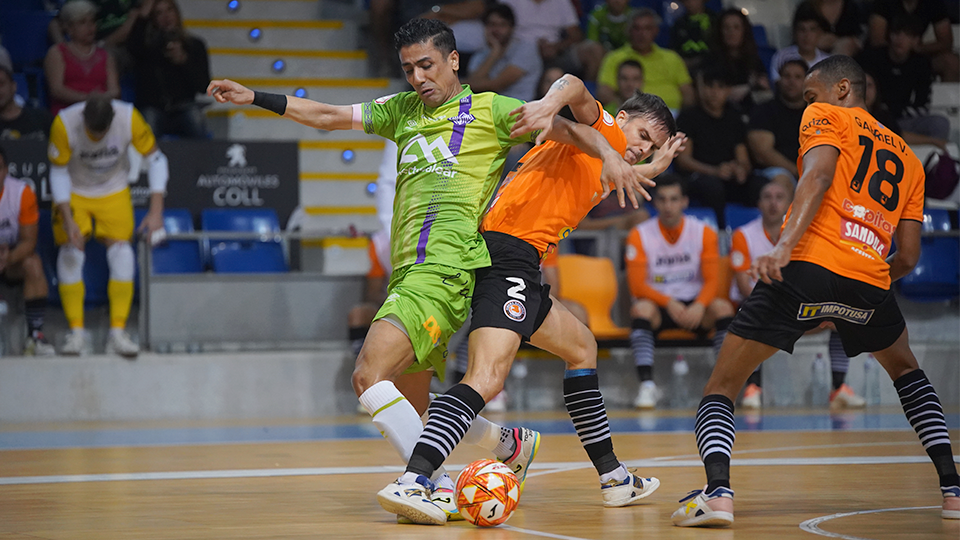 Tayebi, del Mallorca Palma Futsal, pugna por el balón con David, de Ribera Navarra FS.