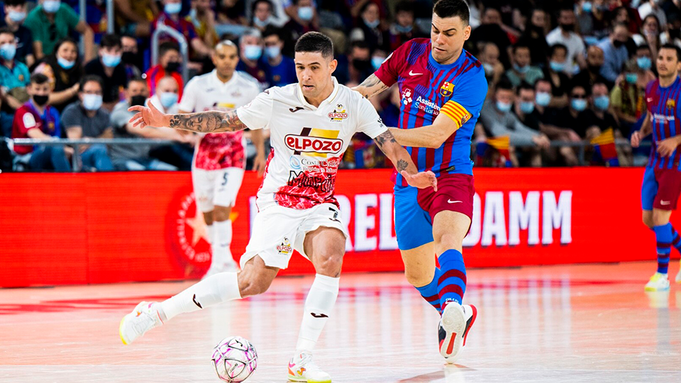 Felipe Valerio, de ElPozo Murcia Costa Cálida, encimado por Sergio Lozano