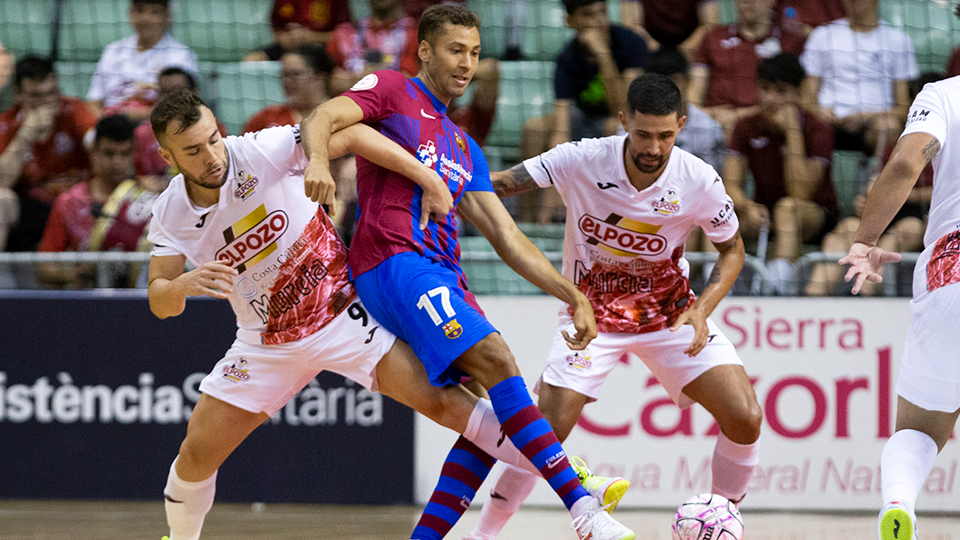 Pito, jugador del Barça, protege el balón ante Rafa Santos y Felipe Valerio, de ElPozo Murcia Costa Cálida. (Foto: Pascu Méndez)