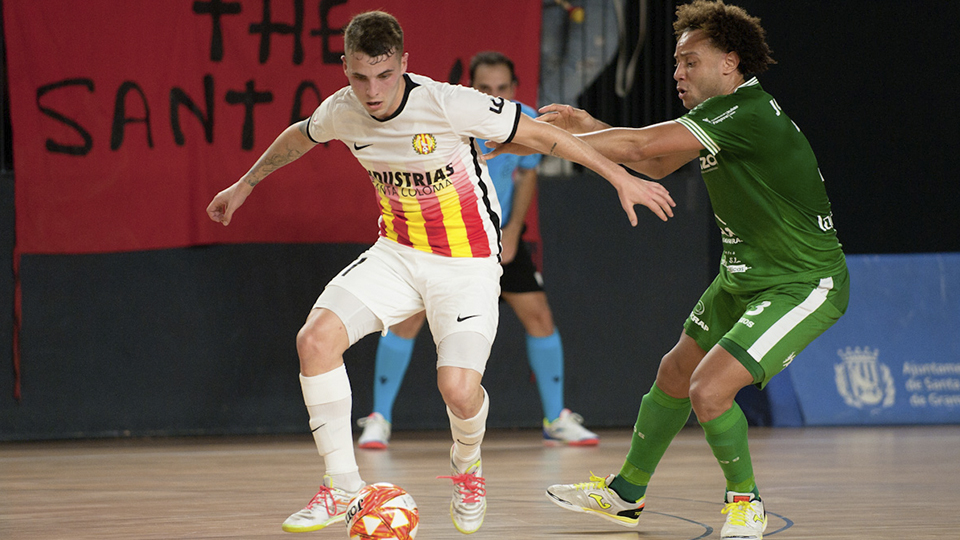 Santi Rufino, de Industrias Santa Coloma, conduce el balón ante Juninho, de Xota FS