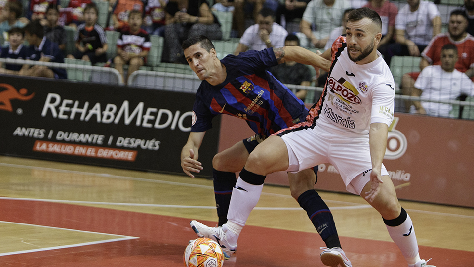 Rafa Santos, de ElPozo Murcia Costa Cálida, pugna por el balón con Ortiz, del Barça (Fotografía Pascu Méndez)