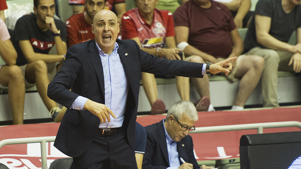 Javi Rodríguez, entrenador de ElPozo Murcia Costa Cálida, da instrucciones durante un partido (Fotografía: Ernesto Aradilla)
