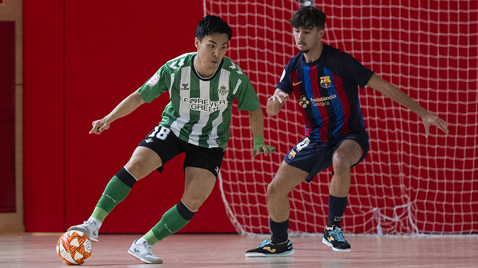 Gensuke, del Real Betis Futsal B, controla el balón ante Tapias, del Barça Atlètic