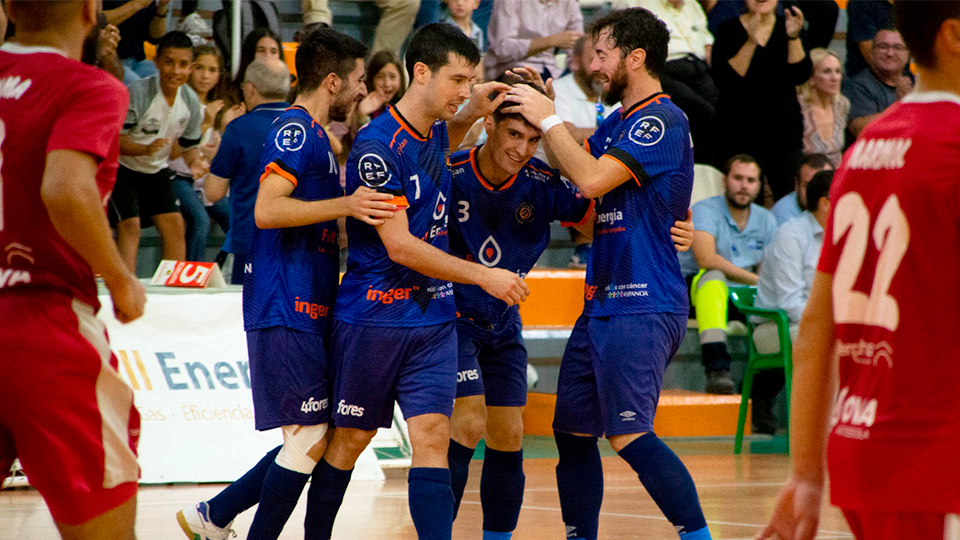 Los jugadores del Full Energía Zaragoza celebran un gol. (Foto: Pedro Luis Serrano)