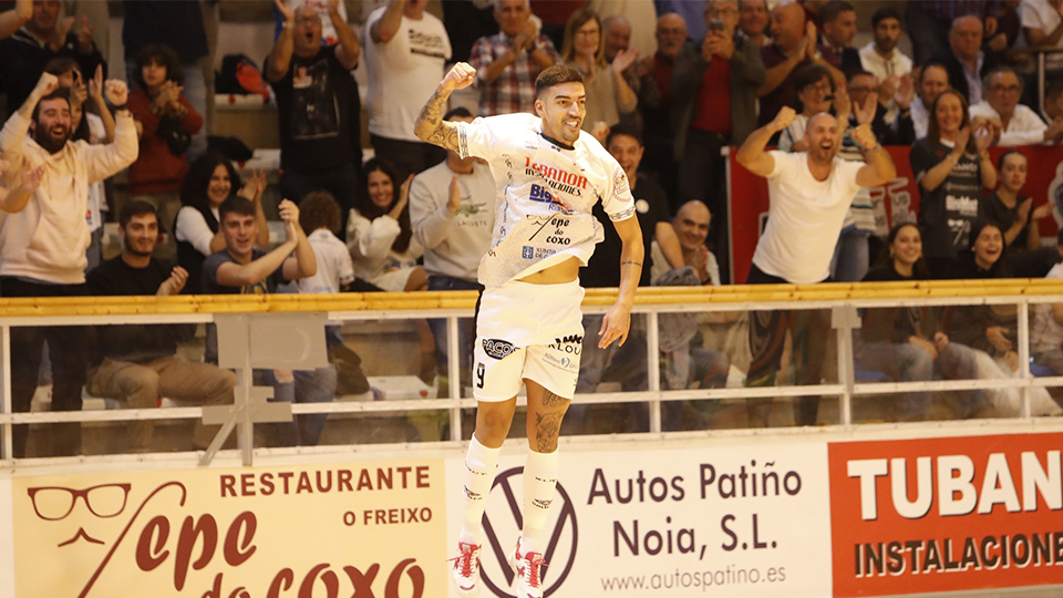 Bruno Gomes celebra un tanto del Noia Portus Apostoli.