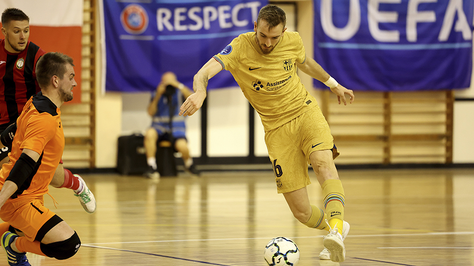 Sergio González, del Barça, golpea el balón (Fotografía: Domenic Aquilina)