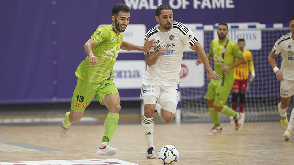 Moslem, del Mallorca Palma Futsal, conduce el balón ante Caio, del Kairat Almaty