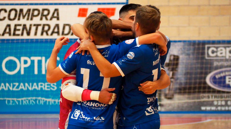 Los jugadores del Quesos El Hidalgo Manzanares celebran un tanto