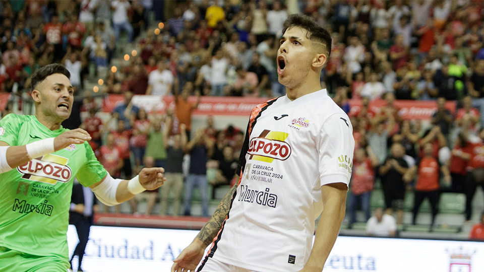 Darío, jugador de ElPozo Murcia Costa Cálida, celebra un tanto.