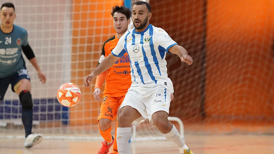 Hicham, del CD Leganés, controla el balón ante Alberto Mirás, del Burela FS