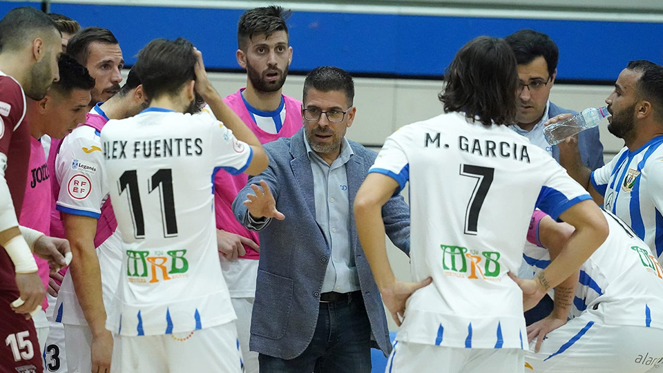 Rubén Barrios, entrenador del CD Leganés, da instrucciones durante un partido