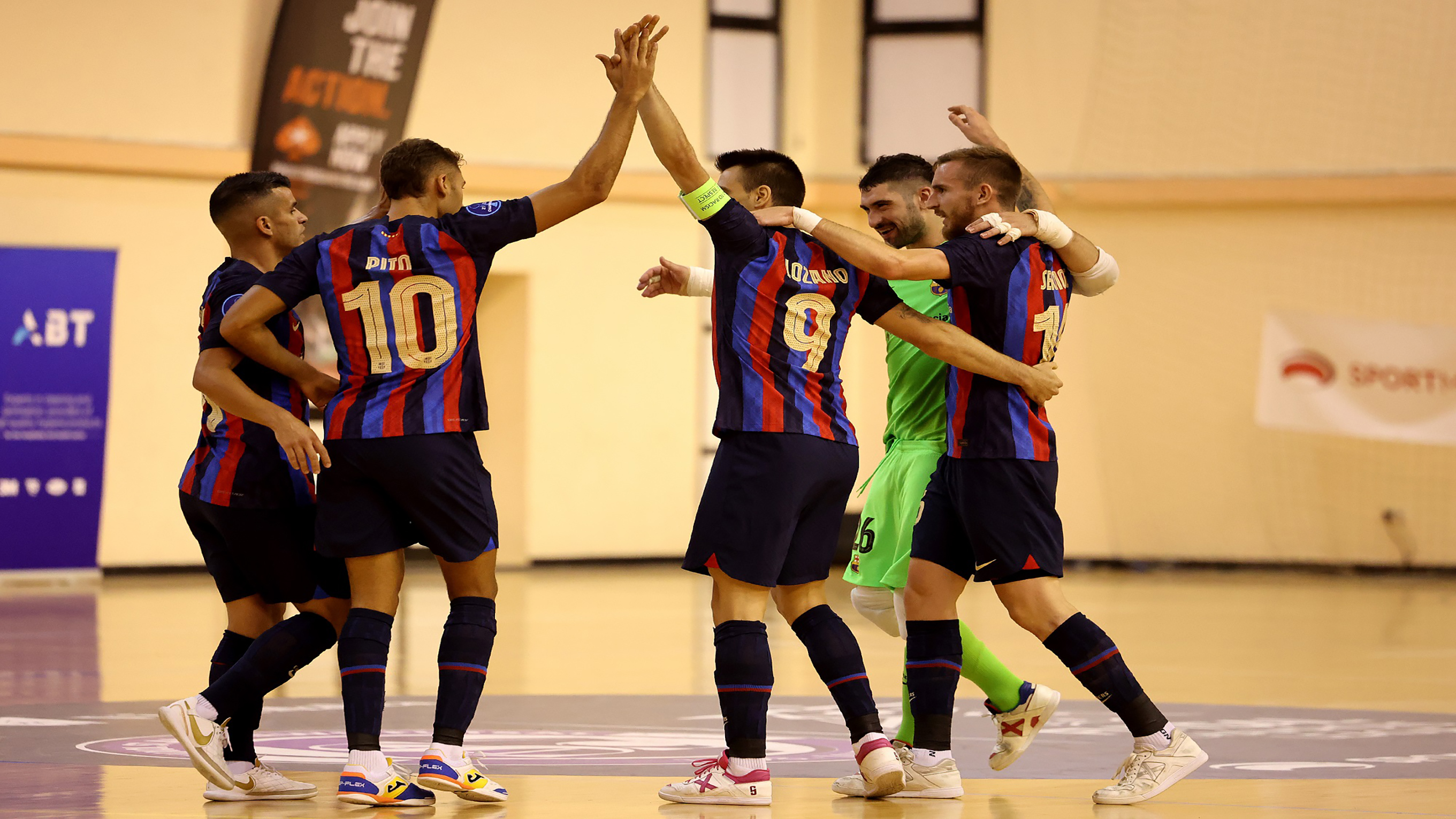 Los jugadores del Barça celebran un gol en la UEFA Futsal Champions League (Fotografía: Domenic Aquilina)