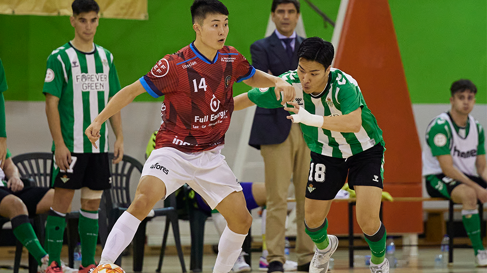 Shunta, de Full Energía Zaragoza, controla el balón ante su compatriota Gensuke, de Real Betis Futsal B