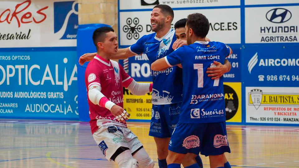 Los jugadores del Quesos El Hidalgo Manzanares celebran un tanto.