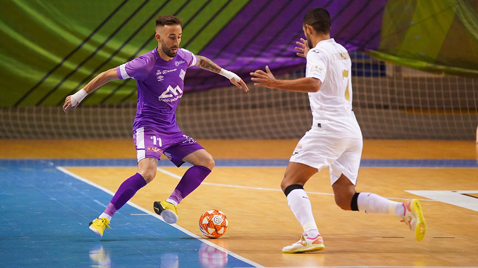 Rivillos, jugador del Mallorca Palma Futsal, ante Felipe Valerio, de ElPozo Murcia Costa Cálida.