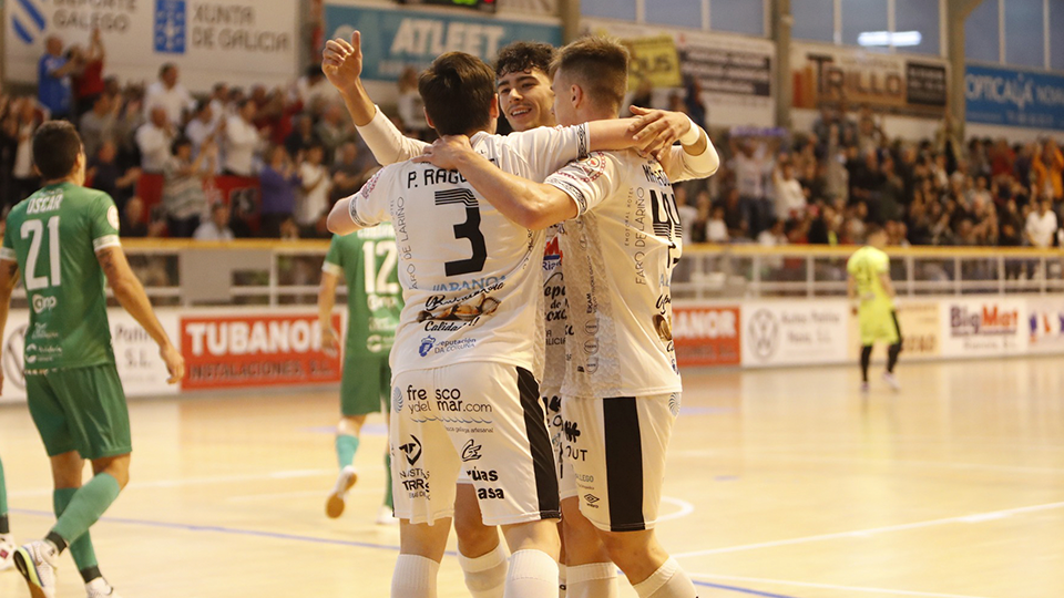 Los jugadores del Noia Portus Apostoli celebran un tanto.