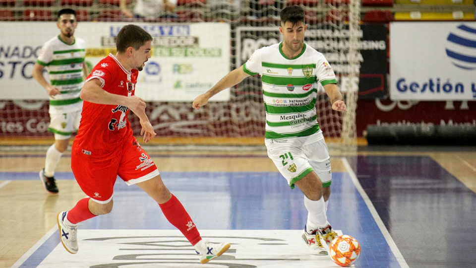 Ismael, jugador del Córdoba Patrimonio, ante Mellado, del Jimbee Cartagena.