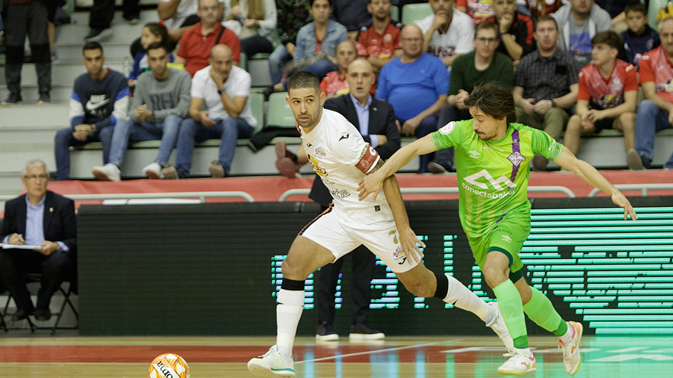 Felipe Valerio, de ElPozo Murcia Costa Cálida, conduce el balón ante Chaguinha, de Mallorca Palma Futsal