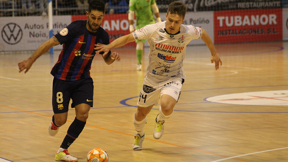 Adolfo, de Barça, trata de desbordar ante Machado, de Noia Portus Apostoli