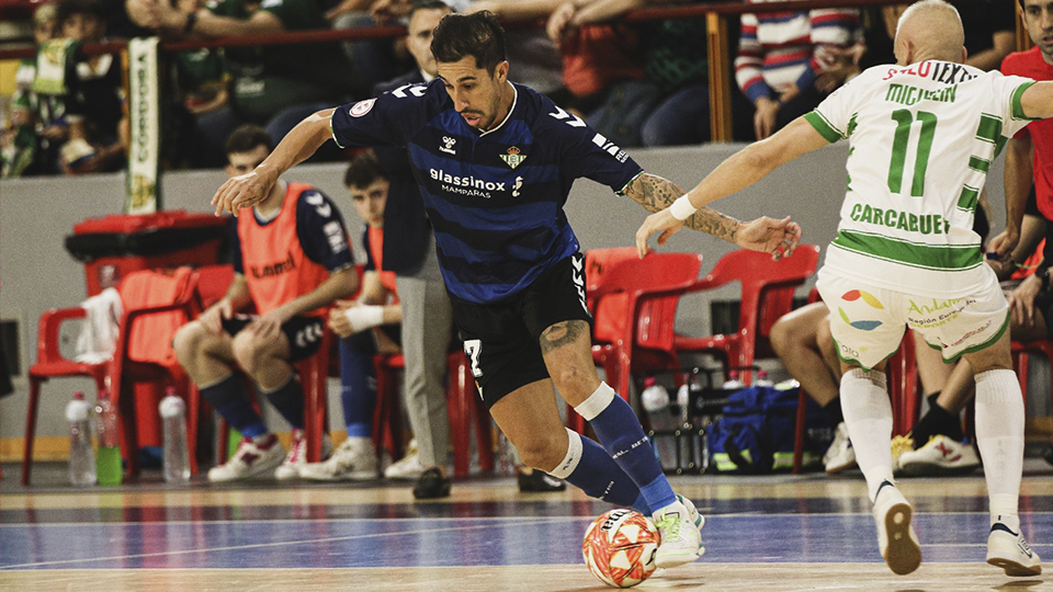 Fer Drasler, del Real Betis Futsal, controla el balón durante un partido