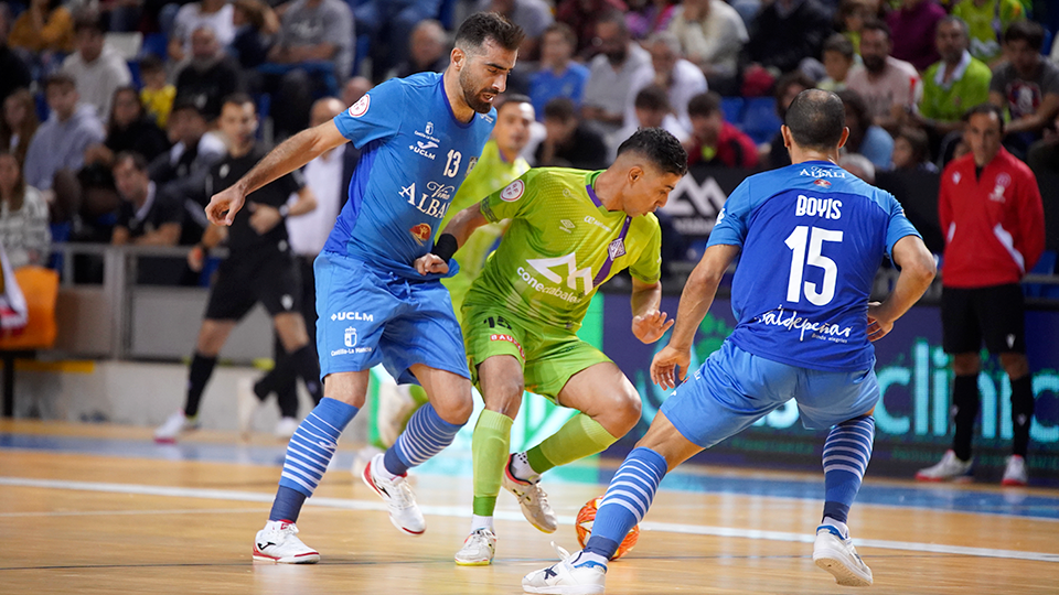 Tayebi, jugador del Mallorca Palma Futsal, ante Abbasi, del Viña Albali Valdepeñas.