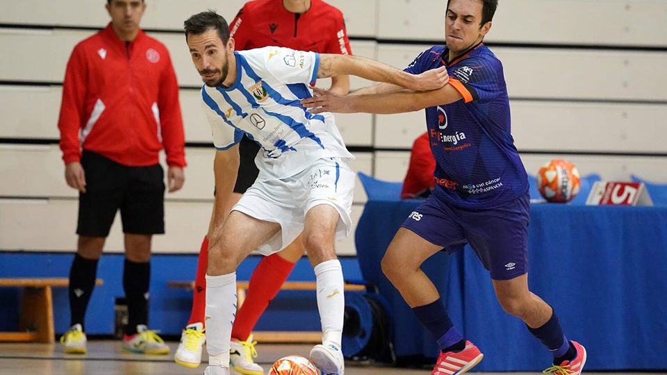 Borja Blanco, del CD Leganés, pugna por el balón con Alvarito, del Full Energía Zaragoza