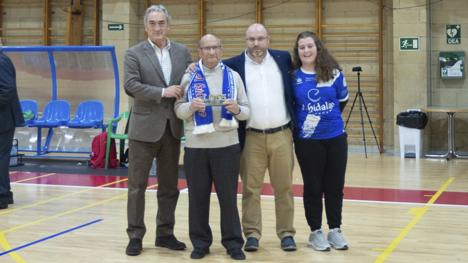 Javier Lozano, presidente de la LNFS, entrega el Trofeo LaLigaSportsTV a la Mejor Afición de Primera División a los representantes de la afición de Quesos El Hidalgo Manzanares y Manuel del Salto, presidente del club