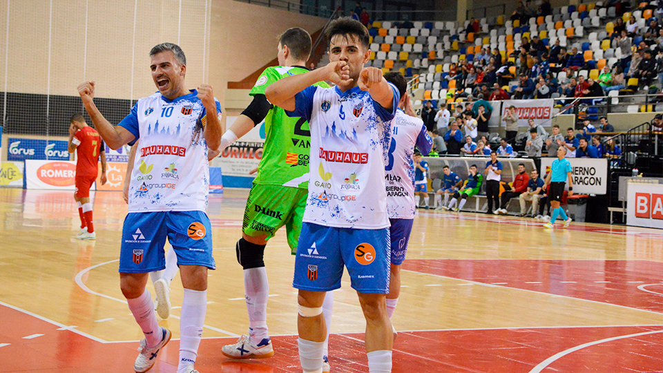 Los jugadores del AD Sala 10 celebran un gol.