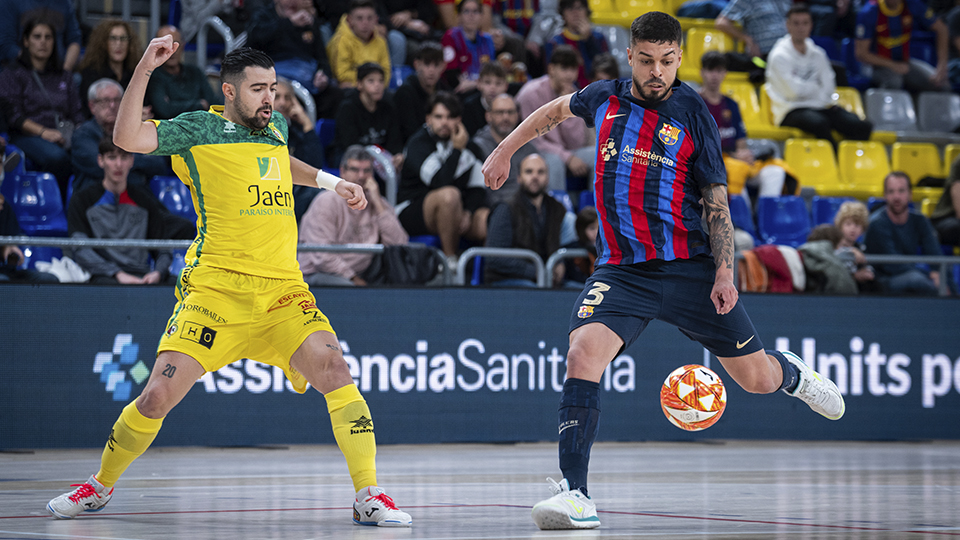 Matheus, del Barça, golpea el balón ante Chino, de Jaén FS