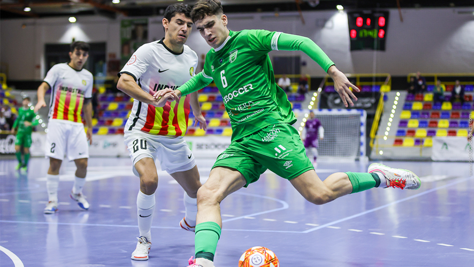 Pablo Ordóñez, de BeSoccer CD UMA Antequera, arma el disparo ante la defensa de Nil, de Industrias Santa Coloma