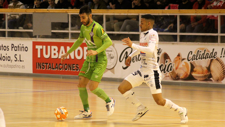 Eloy Rojas, jugador del Mallorca Palma Futsal, ante Neguinho, del Noia Portus Apostoli.