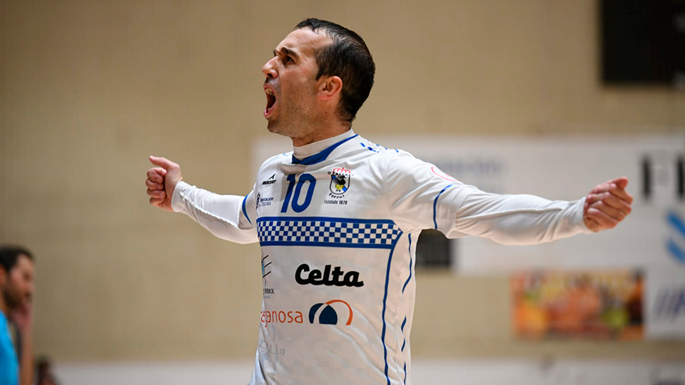 Adri celebra un gol de O Parrulo Ferrol. (Foto: Ismael Miján / MijanPhoto)