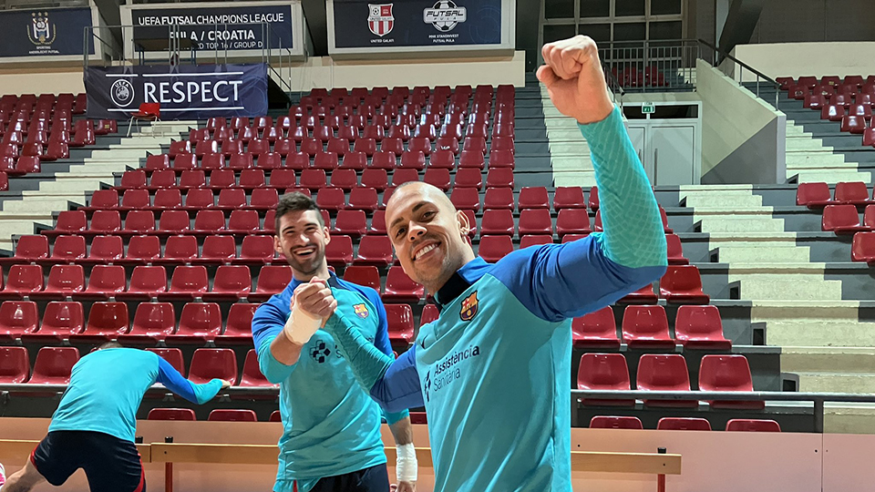 Ferrao y Feixas, del Barça, durante un entrenamiento previo a la Ronda Elite de la Champions en Pula (Croacia)