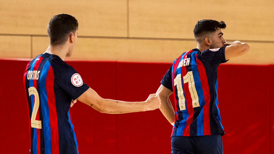 Los jugadores del Barça Atlètic celebran festejan un tanto.