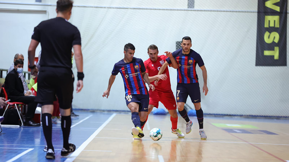 Marcenio y Dyego, del Barça, ante un jugador del United Galati rumano