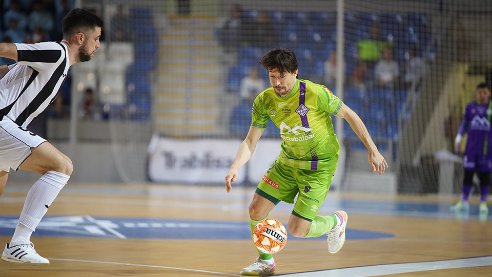 Chaguinha, del Mallorca Palma Futsal, se marcha de un jugador del Dobovec esloveno