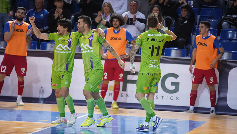 Saldise, Chaguinha y Rivillos celebran un gol del Mallorca Palma Futsal