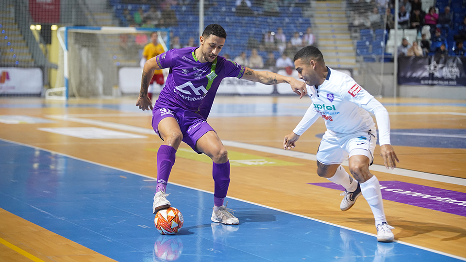 Cainan, del Mallorca Palma Futsal, ante Raphinha, del Novo Vrijeme